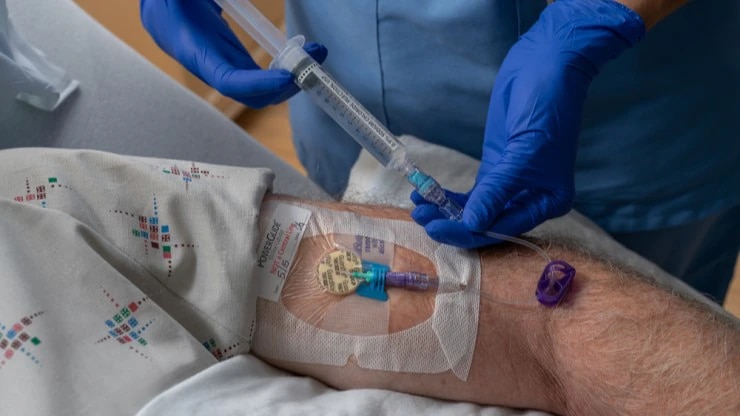 <h3>MAINTAIN the catheter</h3>
<p>Help prevent IV complications by using appropriate vascular access practices and devices to care for and maintain intravenous lines for the duration of each patient&#39;s treatment:</p>
<ul><li>Flushing with <a href="/content/bd-com/emea/uk/en-uk/products-and-solutions/products/product-brands/posiflush.html" target="_blank" rel="noopener noreferrer">prefilled saline flush syringes</a><sup>2</sup>*</li><li>Protecting the line when not in use with 70% isopropyl alcohol <a href="/content/bd-com/emea/uk/en-uk/products-and-solutions/products/product-families/purehub.html" target="_blank" rel="noopener noreferrer">disinfecting caps</a><sup>2</sup>**</li></ul>
<p><sup>2*. Infusion Nurses Society. Infusion Therapy Standards of Practice. J Infus Nurs. 2021; 44(1S): S113.<br />
 2**. Infusion Nurses Society. Infusion Therapy Standards of Practice. J Infus Nurs. 2021; 44(1S): S115.</sup></p>
<p><a href="#contactus">Let us help identify potential gaps to improve clinical practice in your facility &gt;&gt;</a></p>
