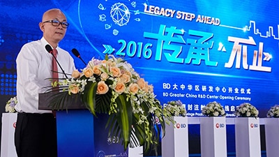 James Deng, Vice-presidente Executivo e Gerente Geral da BD China discursa para os participantes da cerimônia de abertura do novo Centro de P&D e da pioneira linha de produção de componentes para seringas pré-enchidas.