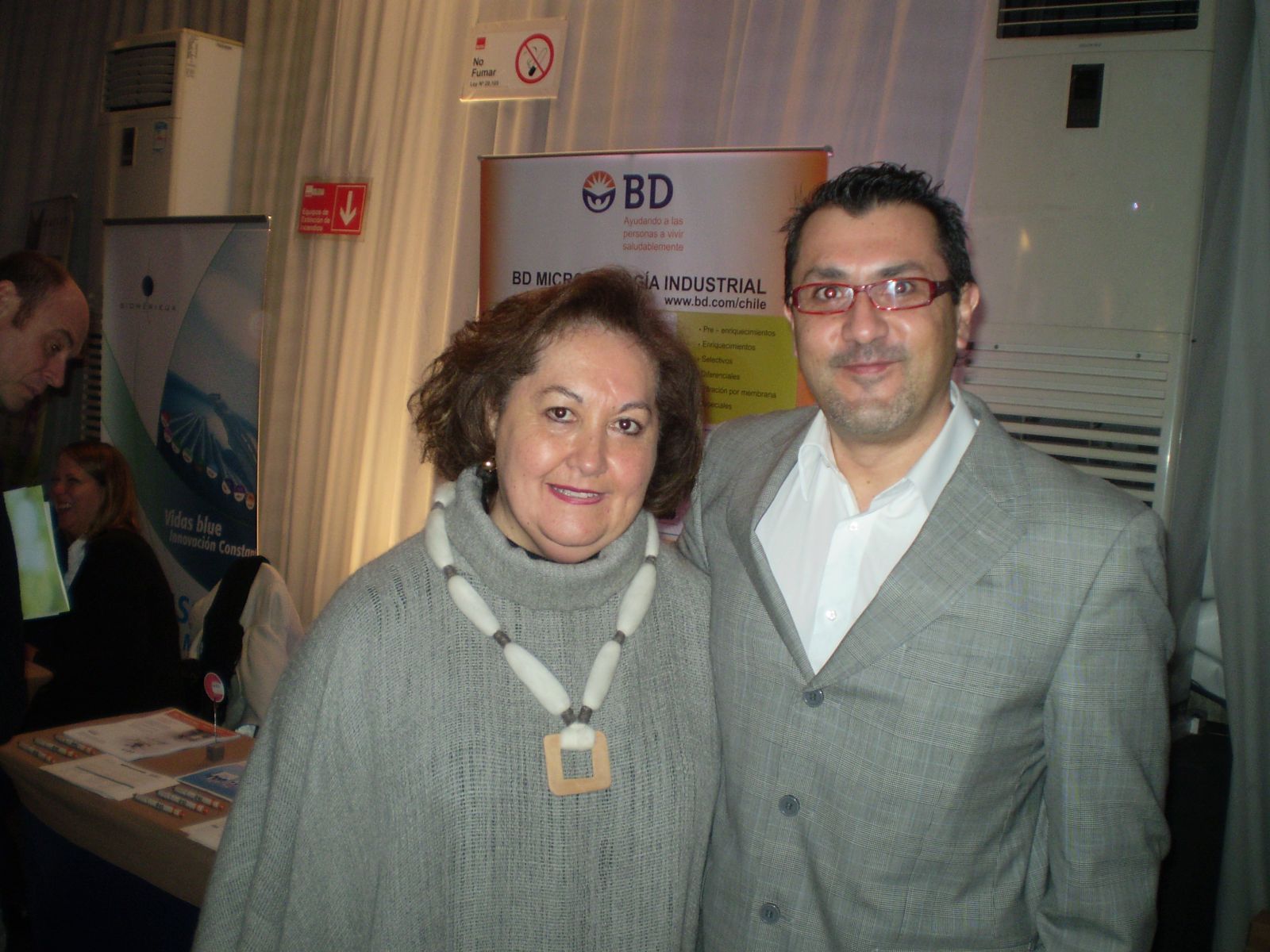 Lic. Ximena Fuentes, Presidenta SOCHMHA junto a Alex Martínez, BD Microbiología Industrial