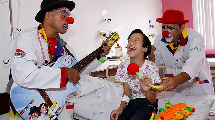 Dos Doctores de la Alegría sacan sonrisas en un niño hospitalizado.