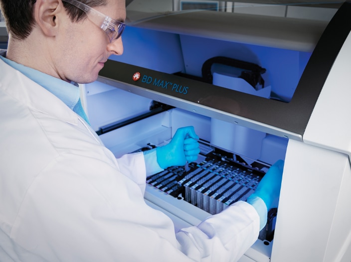 Lab tech using the BD MAX™ system for automating extraction
