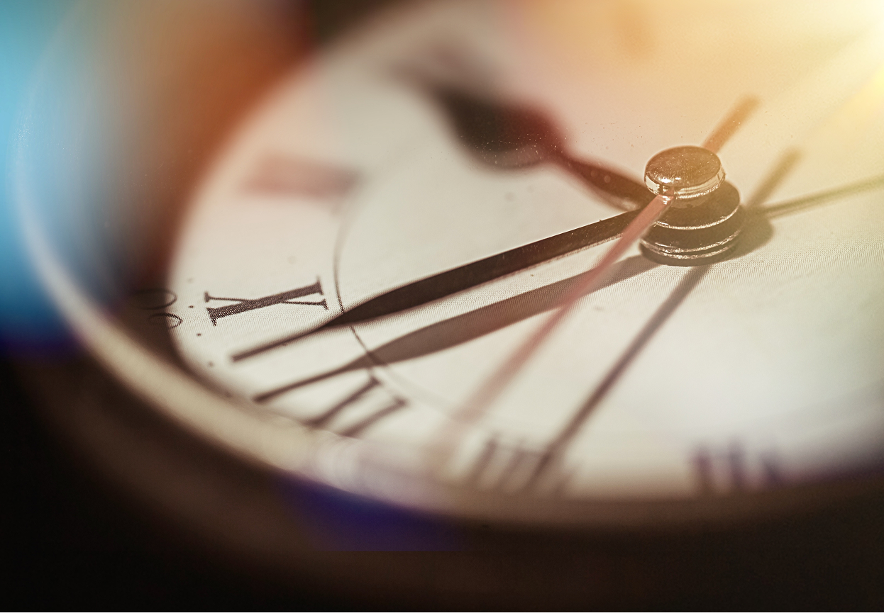 retro-antique-old-clock-with-abstract-light